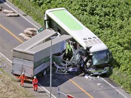 北海道5死車禍 影像顯示貨車偏離車道撞上巴士