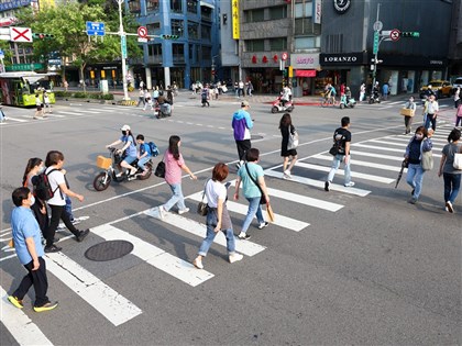 斑馬線停讓不論遠近政策暫緩 警政署：維持車讓人3公尺內