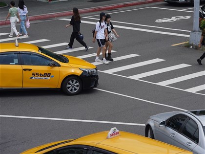 王國材：未停讓行人標準維持3公尺 罰鍰提升至6000元30日實施