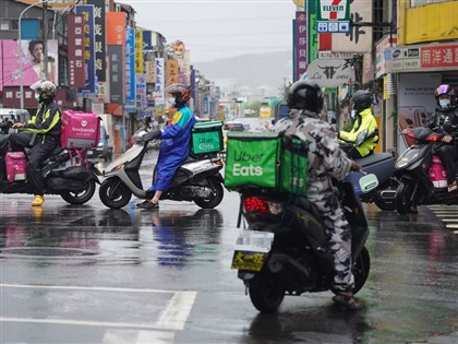 Uber Eats 6/30起外送費調降平均40% 增收服務費最多40元