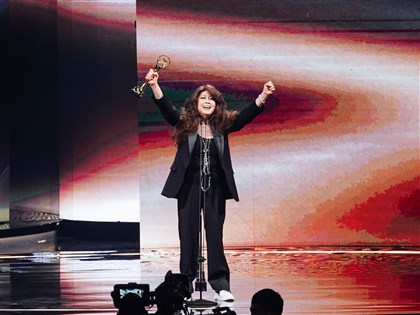 歐陽菲菲獲金曲特別貢獻獎 台上唱感恩的心喊繼續唱下去永不放棄