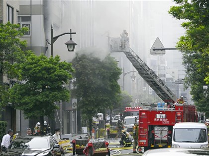 影片／日本東京新橋大樓爆炸起火 已知4人受傷