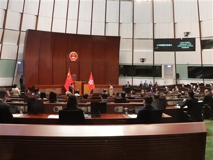 香港立法會通過區議會改革方案 直選席次銳減