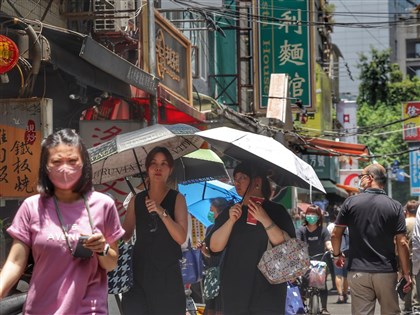 雙北花東17縣市亮高溫燈號 中午前後紫外線達過量至危險級