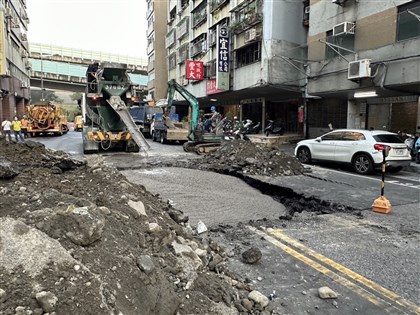 台北市南京西路現天坑 市府緊急開挖回填道路