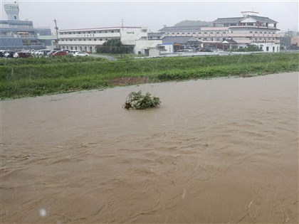 日本九州大豪雨引發山崩 1死3失聯數萬民眾撤離