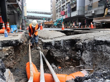 北市南京西路天坑填平 估晚間11時北側雙向通車