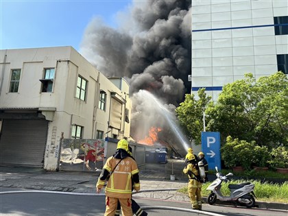 影片／高雄楠梓加工區電子廠爆炸消防搶救中 暫無人員受困