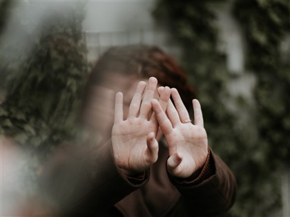 襲胸10秒非性騷 義大利網友發起「自摸」運動聲援受害者[影]