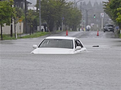 日本秋田破紀錄大雨民宅道路淹水 新幹線全天停駛