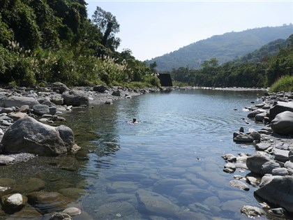 溪邊戲水安全守則一次看 遇漩渦不驚慌、不慎落水3方法保命