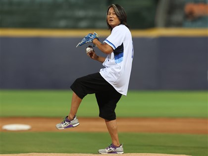 「韓哥」姜成鎬開跑車進場為中職開球 讚台灣人善良、食物美味