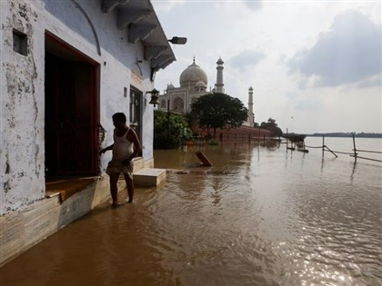 印度北部暴雨狂襲 湍流湧向知名古蹟泰姬瑪哈陵