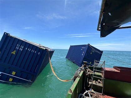 高雄港外貨輪沉沒油料外洩 1349個貨櫃往南漂流
