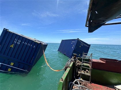 天使輪高雄外海沉沒將抽油防污 貨櫃打撈估需4至5天