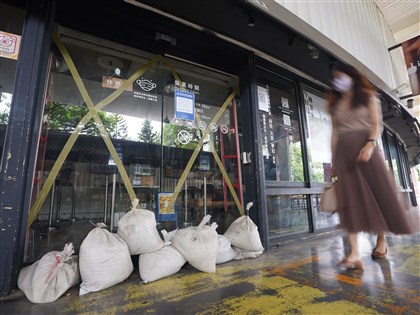 颱風來了 門窗貼膠帶可防爆?沙包如何堆最有效?防颱方法報你知