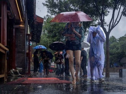 影片／北京豪雨紫禁城水淹過腳踝 郊區山洪吞車