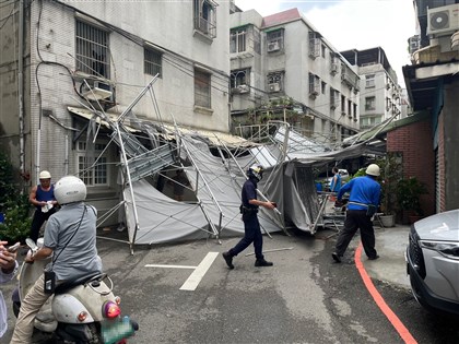 颱風卡努來襲 新北新莊24層工地頂樓鷹架遭吹落無人傷