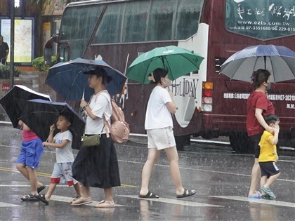 颱風卡努遠離 西部仍須防豪雨、東半部注意焚風