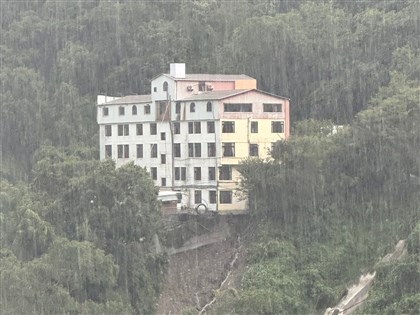 南投豪雨廬山麗來飯店地基掏空 有整棟倒塌風險