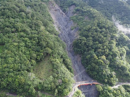 奧萬大暴雨200年一見 聯外道路多處坍塌持續封園