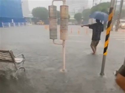 豪雨炸新北 鶯歌火車站外、北大社區停車場淹水