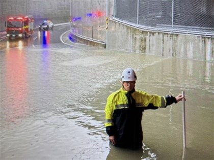 豪雨襲新北 板橋板城路地勢較低一度淹水達大腿