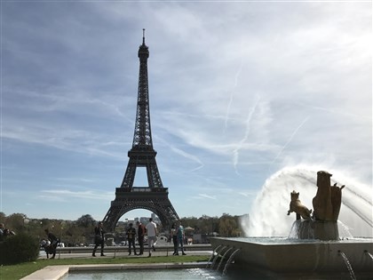 巴黎艾菲爾鐵塔接獲炸彈威脅 緊急疏散遊客關閉