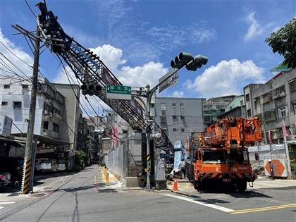 永和工地起重機吊臂砸電桿釀停電 市府勒令停工 最重罰30萬