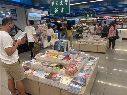 政大書城不熄燈 書迷發聲或購書表態支持