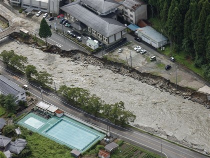 颱風蘭恩襲日本 鳥取縣知名露天溫泉被河水淹沒