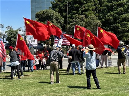 中國僑團抗議賴清德過境 試圖跨越指定區遭警方驅趕