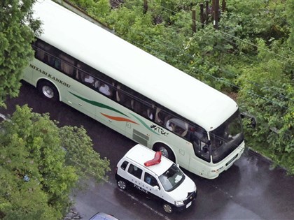 日本巴士搭載高中足球隊員等31人 山區翻車釀9傷