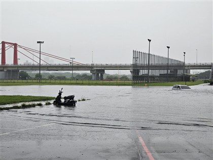 雨炸新北板橋河堤外汽車險滅頂 疏洪十路以北路段一度管制