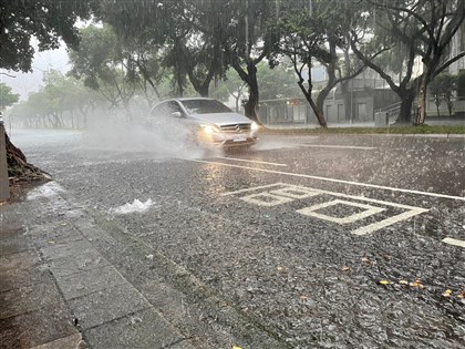 雙北大雷雨 大雨特報擴至8縣市