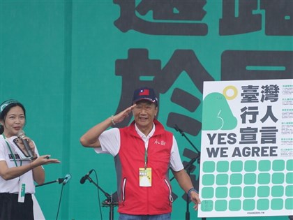 郭台銘憶散步差點被撞 支持還路於民讓斑馬線有威權[影]