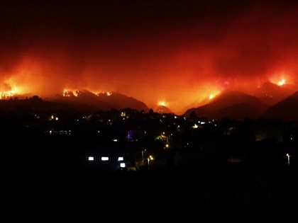 西班牙田尼利夫島野火失控 超過2萬6000人撤離