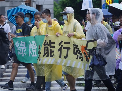 早安世界》還路於民大遊行推零死亡願景等5訴求 民眾冒雨支持