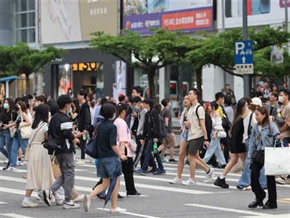 去年平均年收70.4萬各年齡層皆創高 未滿30歲青年53.6萬