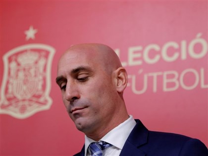 西班牙足協主席唇吻女球員被罵翻 世界盃奪冠蒙塵