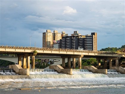 施工1002天新店碧潭堰改善工程完工 魚道可看魚洄游