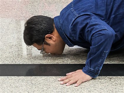 遭控台諜判刑獲釋 李孟居返台親吻自由之地[影]