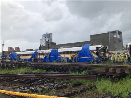 太魯閣號事故車廂勘驗再尋獲遺物 罹難者家屬盼領回