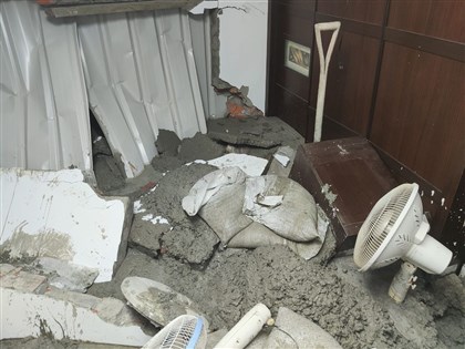 三重工地灌漿混凝土衝破鄰居牆面 新北開罰18萬勒令停工