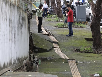 大直街工地塌陷民宅傾斜 學校操場、圍牆也龜裂