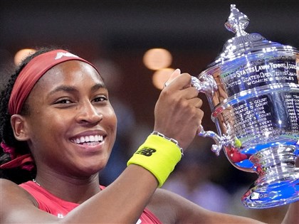 美網女單高夫逆轉勝奪首座大滿貫金盃 小威廉斯後最年輕冠軍[影]