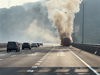 國1高架泰山段大客車火燒車無傷亡 一度回堵9公里