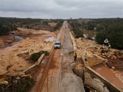 利比亞洪水沖垮大壩奪5000命 災區無醫療只能收屍[影]
