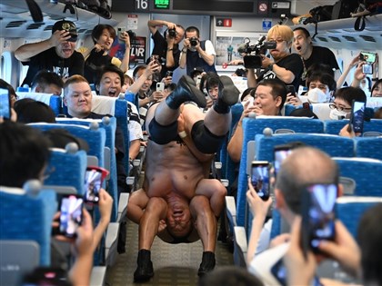 日本摔角首登新幹線東京打到名古屋 選手喊下次富士山火山口對決[影]
