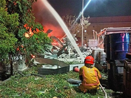 屏東工廠爆炸3消防員殉職 火光不斷持續射水降溫